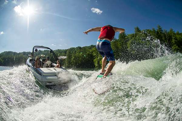 Malibu 20 VTX Wake Surfing